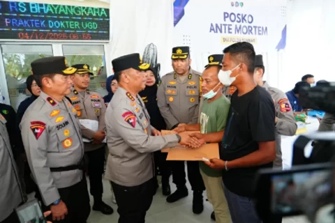 wakapolri-temui-keluarga-korban-tewas-banjir-sumbar-sampaikan-belasungkawa-ubf