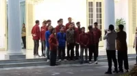 MAHASISWA UBK FOTO DENGAN GIBRAN MAHASISWA UBK FOTO DENGAN GIBRAN