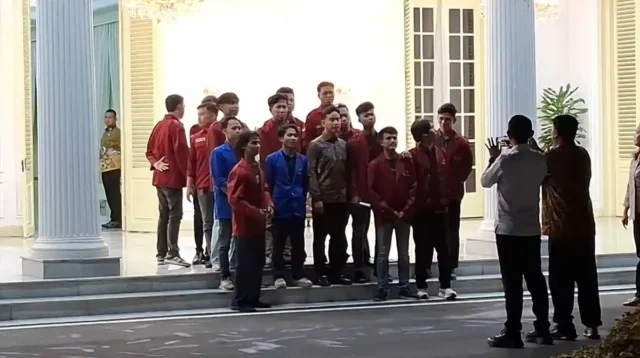 MAHASISWA UBK FOTO DENGAN GIBRAN