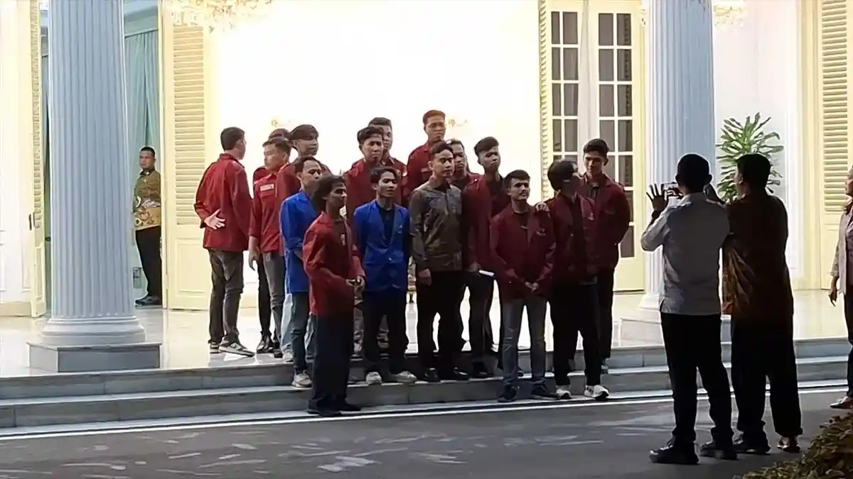MAHASISWA UBK FOTO DENGAN GIBRAN MAHASISWA UBK FOTO DENGAN GIBRAN